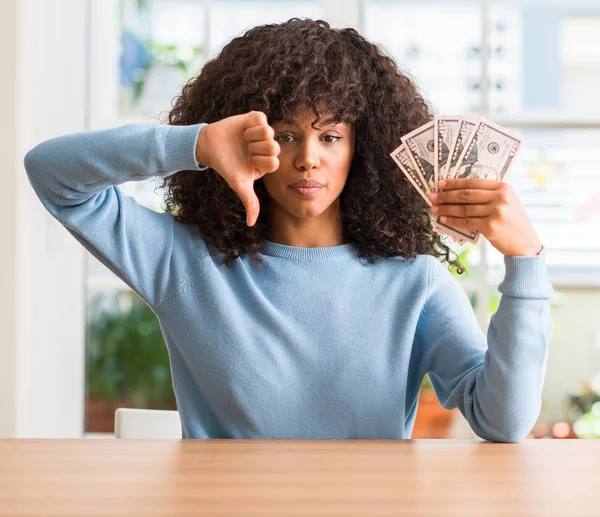 African American Woman Holding Dollar Sedlar Med Arga Ansikte Negativt — Stockfoto