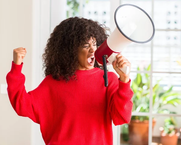 Afroamerické Ženy Držící Megafon Reproduktor Naštvaný Frustrovaný Křik Hněvu Crazy — Stock fotografie