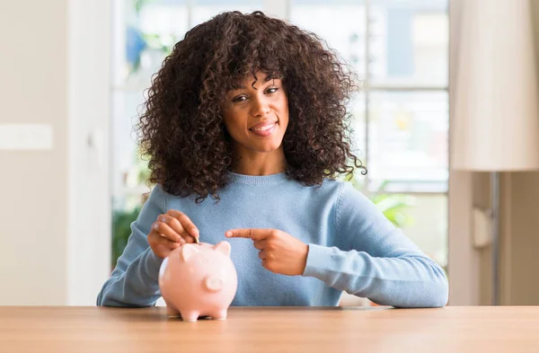 African American Vrouw Bespaart Geld Piggy Bank Erg Blij Met — Stockfoto