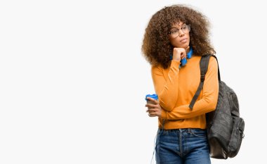 Düşünme ve şüphe ve merak ifade arıyorum Afrika kökenli Amerikalı öğrenci kadın