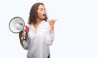 İşaret ve başparmak kadar mutlu yüz gülümseyen tarafı ile gösterilen megafon tutan genç İspanyol kadın