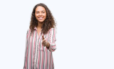 Tebrik ve konuksever dost sunan karşılıklı gülümseyen güzel genç İspanyol kadın. Başarılı iş.