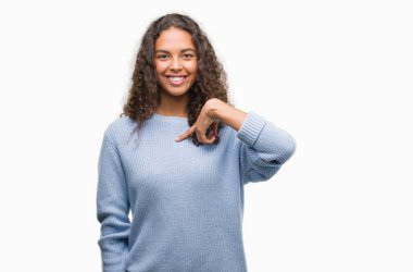 Güzel genç İspanyol kadın sürpriz yüz işaret parmağı kendisine