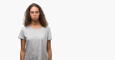 Kızgın ve korkmuş ağlıyor gözlük depresif ve sıkıntı, endişe giyen güzel genç İspanyol kadın. Üzgün ifade.