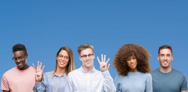Grup üzerinde gösterilen ve parmakları ile işaret eden oktan yukarı mavi blackground arkadaşıyla kompozisyonu ise kendinden emin ve mutlu gülümseyerek dört numara.