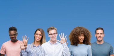 Kendinden emin ve mutlu gülümseyerek süre beş numara üzerinde gösterilen ve parmakları ile işaret eden oktan yukarı mavi blackground arkadaş grubu bileşimi.