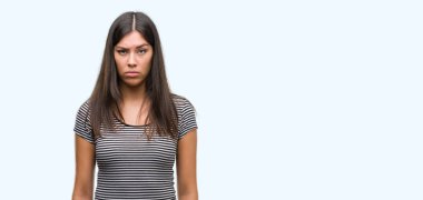 Genç güzel İspanyol kadın şüpheci ve sorun nedeniyle gergin, papatyanın üzgün. Negatif kişi.