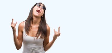 Genç güzel İspanyol rock simge elle yapıyor deli ifade ile bağırarak güneş gözlüğü takıyor. Müzik yıldızı. Ağır kavramı.