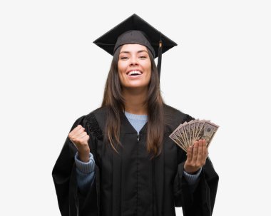 Duygu tezahürat düzgün gurur çığlık dolar tutan ve zafer ve başarı çok heyecanlı, kutluyor giyen genç İspanyol kadın mezun