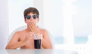 Gazoz kapağı ağız el için hata, ifade korku, utanç ile şok ile içme tatil günlerinde genç çocuk sessizlik içinde gizli kavramı korkuttu
