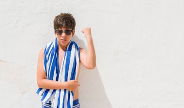 Genç çocuk tatil rahatsız bir donanma havlu giyen ve boşa çıkarmak ile öfke, çılgın ve yükseltilmiş eliyle diye bağıran öfke kavramı bağırarak.