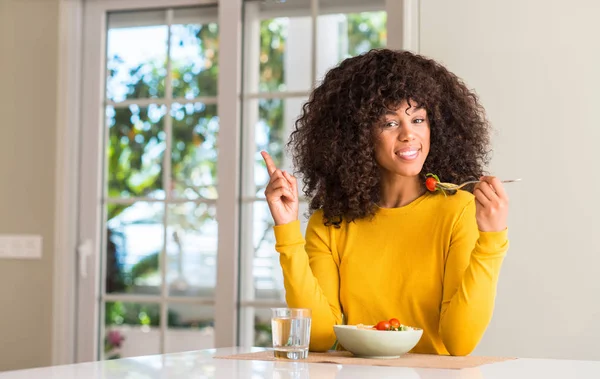 Femme Afro Américaine Manger Salade Pâtes Très Heureux Pointant Avec — Photo