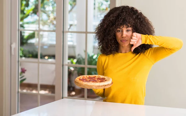 Mujer Afroamericana Dispuesta Comer Sabrosa Pizza Pepperoni Casa Con Cara — Foto de Stock