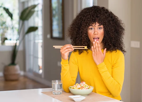 African American Woman Äta Asiatiska Ris Hemma Täcka Munnen Med — Stockfoto