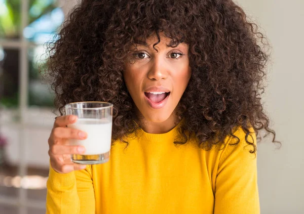 African American Woman Holding Ett Glas Mjölk Rädd Chock Med — Stockfoto