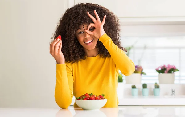 Femme Afro Américaine Mangeant Des Fraises Maison Avec Visage Heureux — Photo