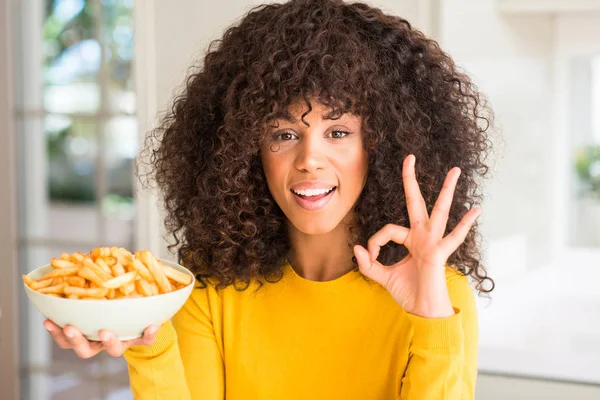 Mujer Afroamericana Sosteniendo Plato Con Papas Fritas Casa Haciendo Signo — Foto de Stock