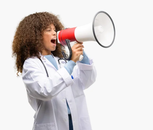 Afrika Kökenli Amerikalı Doktor Kadın Tıbbi Profesyonel Çalışma Yüksek Sesle — Stok fotoğraf