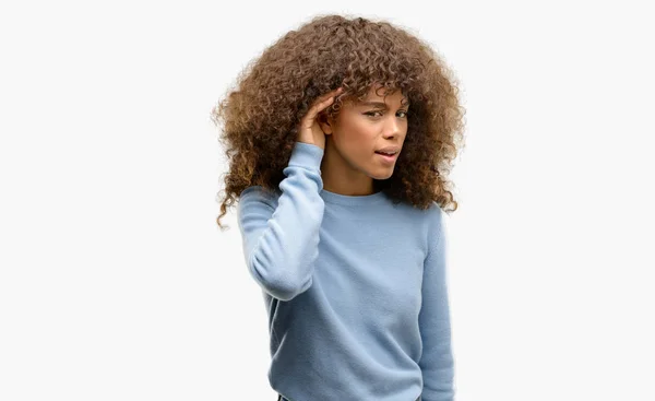 African American Vrouw Het Dragen Van Een Sweater Glimlachend Met — Stockfoto