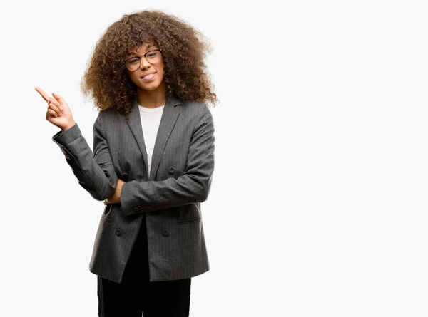 Mujer Negocios Afroamericana Con Gafas Con Una Gran Sonrisa Cara — Foto de Stock