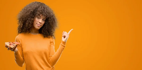 Mulher Afro Americana Com Uma Fatia Pizza Muito Feliz Apontando — Fotografia de Stock