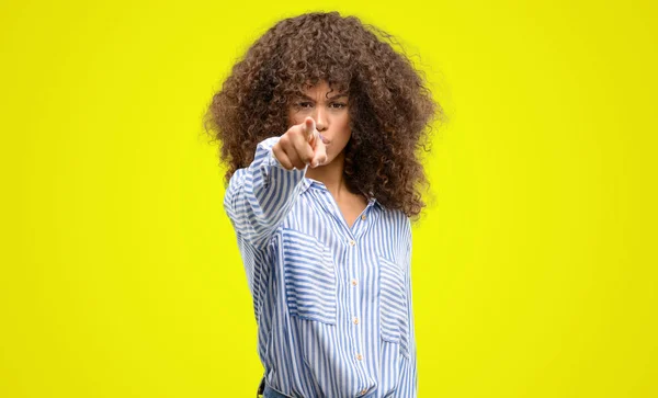 Mujer Afroamericana Con Una Camisa Rayas Señalando Con Dedo Cámara —  Fotos de Stock