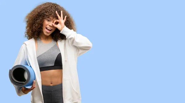 非洲裔美国人健身妇女训练与愉快的面孔微笑做 标志用手在眼睛看通过手指 — 图库照片
