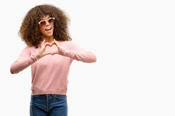 Mujer Afroamericana Con Gafas Sol Rosas Sonriendo Amor Mostrando Símbolo —  Fotos de Stock