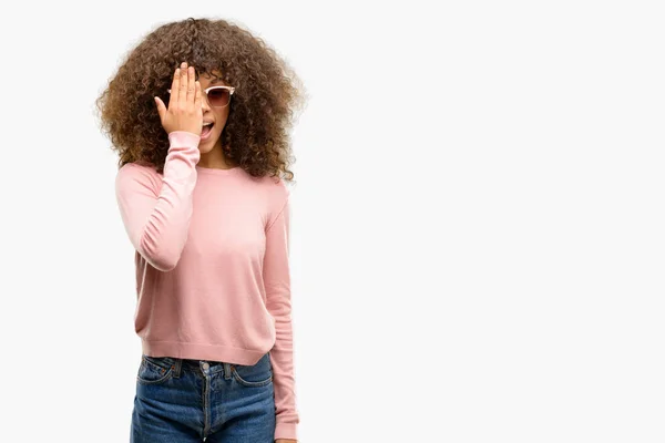 Mujer Afroamericana Con Gafas Sol Rosas Cubriendo Ojo Con Mano — Foto de Stock