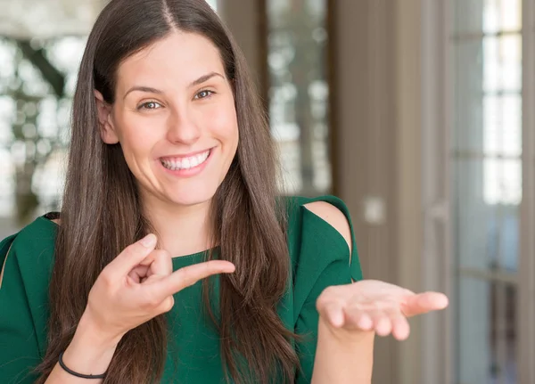 Joven Hermosa Mujer Casa Muy Feliz Señalando Con Mano Dedo — Foto de Stock