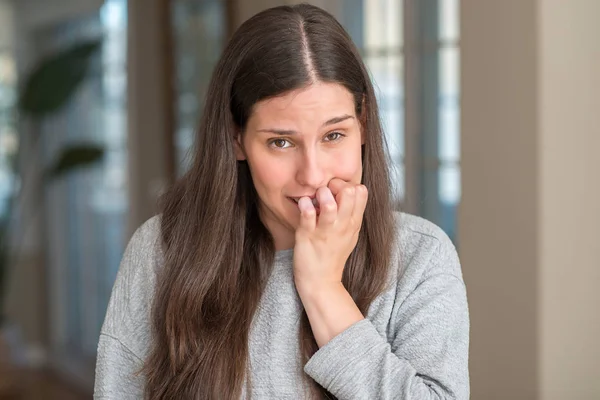 Mooie Jongedame Thuis Zoek Gestresst Nerveus Met Handen Mond Nagels — Stockfoto