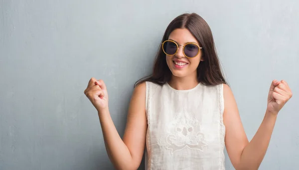 Jeune Femme Brune Sur Mur Gris Grunge Portant Des Lunettes — Photo