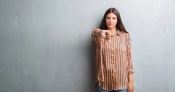 Jeune Femme Brune Sur Mur Gris Grunge Regardant Malheureux Colère — Photo