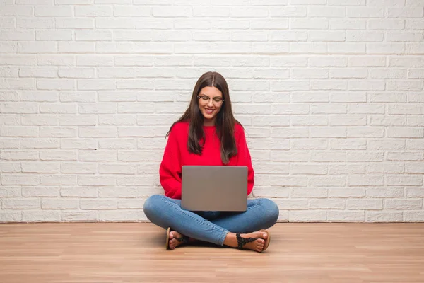 Jovem Morena Sentada Chão Sobre Parede Tijolo Branco Usando Laptop — Fotografia de Stock