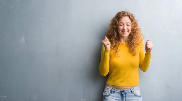 Junge Rothaarige Frau Über Grauer Grunge Wand Die Sich Über — Stockfoto