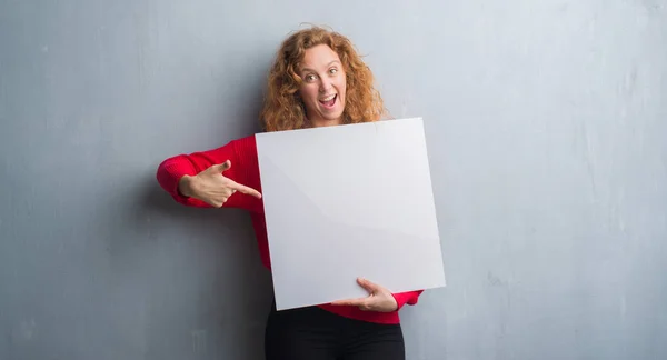 Jonge Roodharige Vrouw Grijs Grunge Muur Bedrijf Reclamebanner Erg Blij — Stockfoto