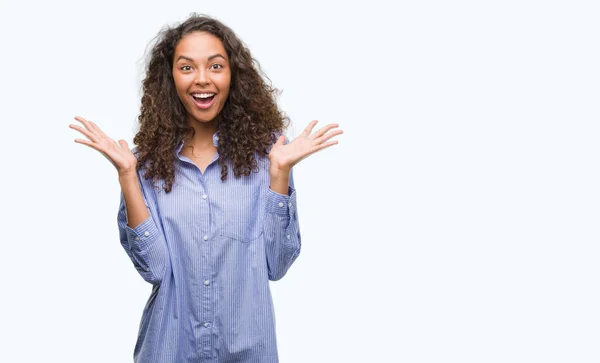 Joven Mujer Negocios Hispana Celebrando Loca Sorprendida Por Éxito Con — Foto de Stock