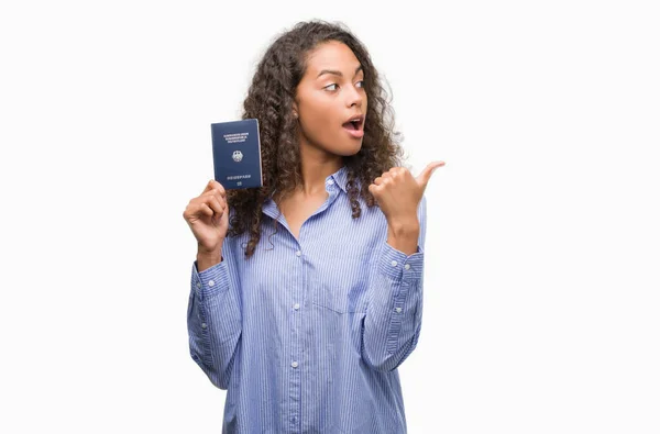 Joven Mujer Hispana Con Pasaporte Alemania Señalando Mostrando Con Pulgar — Foto de Stock