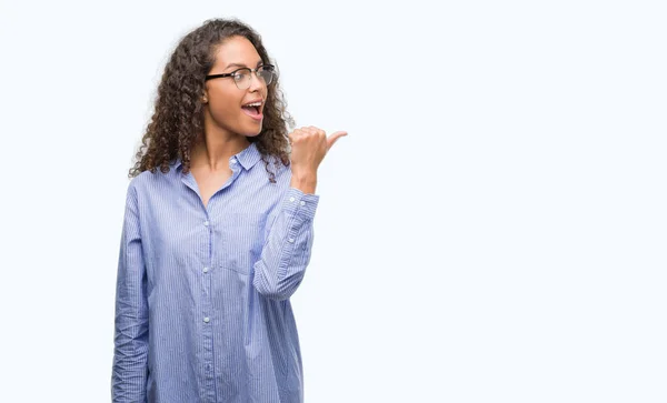 Schöne Junge Hispanische Frau Mit Brille Die Nach Oben Zeigt — Stockfoto