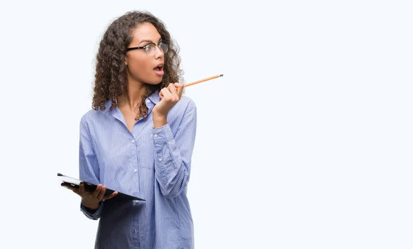 Jonge Spaanse Zakenvrouw Holding Klembord Wijzen Tonen Met Duim Aan — Stockfoto