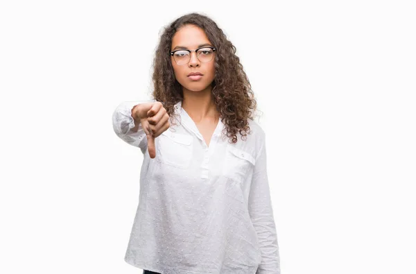 不幸と怒りの拒否反応を示さずとジェスチャーを親指で負を探している美しい若いヒスパニック系女性 不適切な表現 — ストック写真