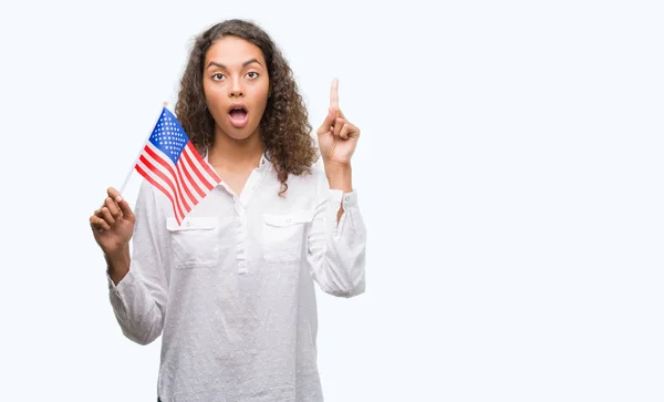 Unga Spansktalande Kvinna Som Håller Flaggan För United Ständerna America — Stockfoto
