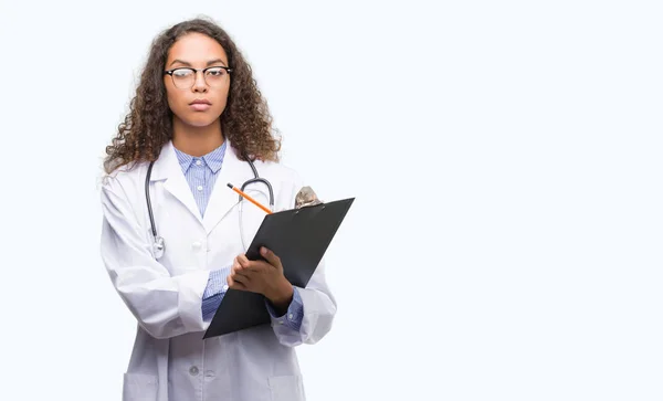 Joven Doctora Hispana Sosteniendo Portapapeles Con Expresión Confiada Cara Inteligente — Foto de Stock