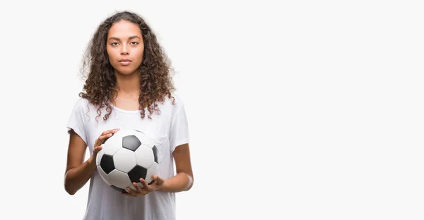 Mujer Hispana Joven Sosteniendo Balón Fútbol Con Una Expresión Confianza —  Fotos de Stock