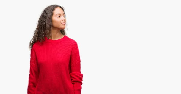 Mujer Hispana Joven Vistiendo Suéter Rojo Sonriendo Mirando Hacia Lado —  Fotos de Stock