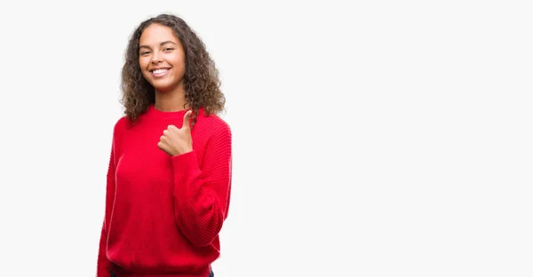 Mujer Hispana Joven Con Suéter Rojo Haciendo Gesto Pulgares Felices — Foto de Stock