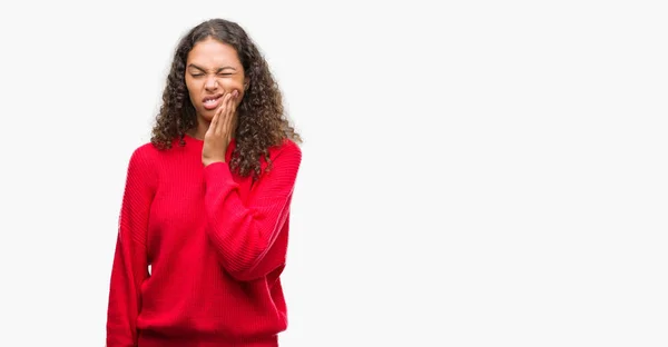 Giovane Donna Ispanica Che Indossa Maglione Rosso Toccare Bocca Con — Foto Stock