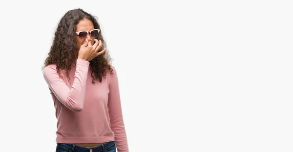 Mooie Jonge Spaanse Vrouw Dragen Zonnebril Ruiken Iets Stinkende Walgelijk — Stockfoto