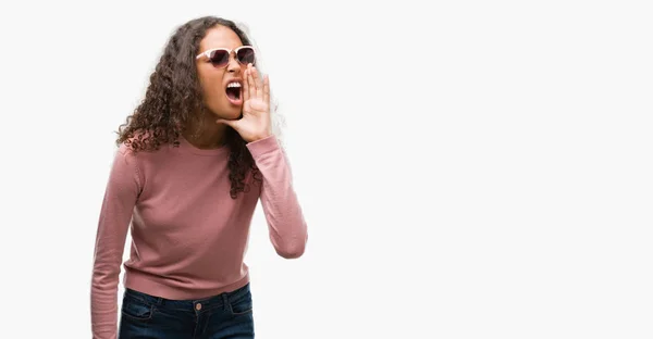 Beautiful Young Hispanic Woman Wearing Sunglasses Shouting Screaming Loud Side — Stock Photo, Image