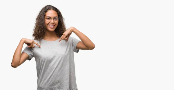 Mulher Hispânica Jovem Bonita Usando Óculos Olhando Confiante Com Sorriso — Fotografia de Stock